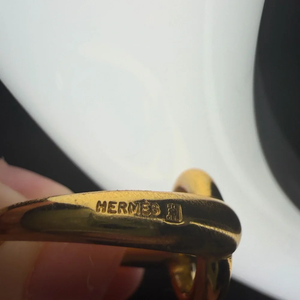Hermès Luxurious Gold-Tone Scarf Ring authentic no tarnish. - Picture 6 of 7